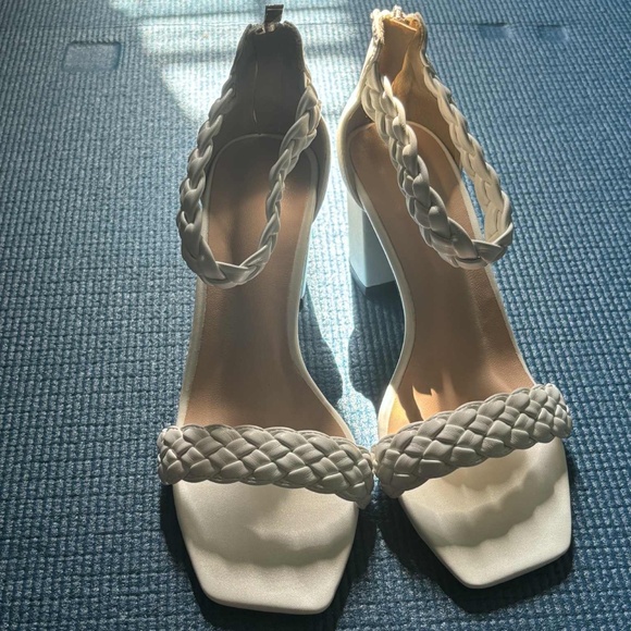 White heels - Picture 2 of 4